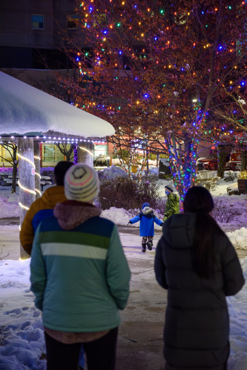 Parents watch Calum and Lauchlin run towards Santa arriving