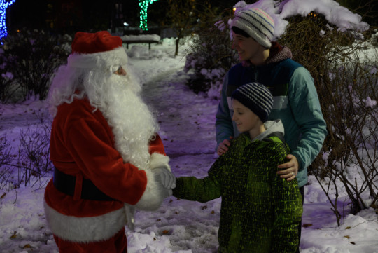 Santa shaking Lauchlin's hand with Mom
