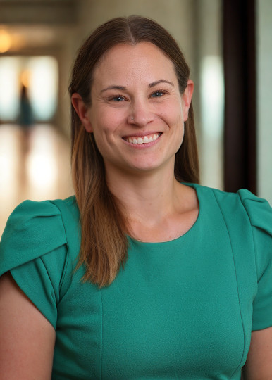 Justine Dol headshot
